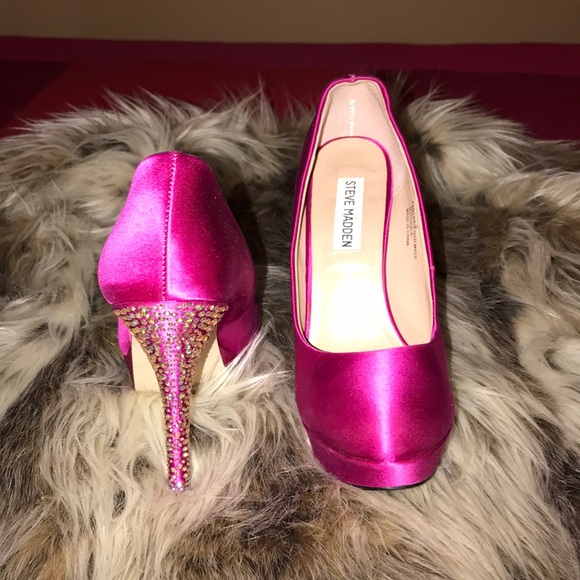 Steve Madden Fuscia color Heals - Picture 4 of 5